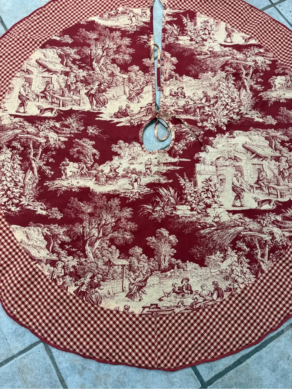 Christmas Tree Skirt Colonial Country Scene Red and Cream 50” Vintage